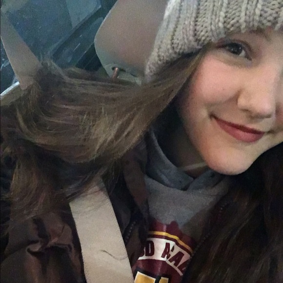 Profile Picture of Chloe Jameson (@jamesoncg14) on Poshmark