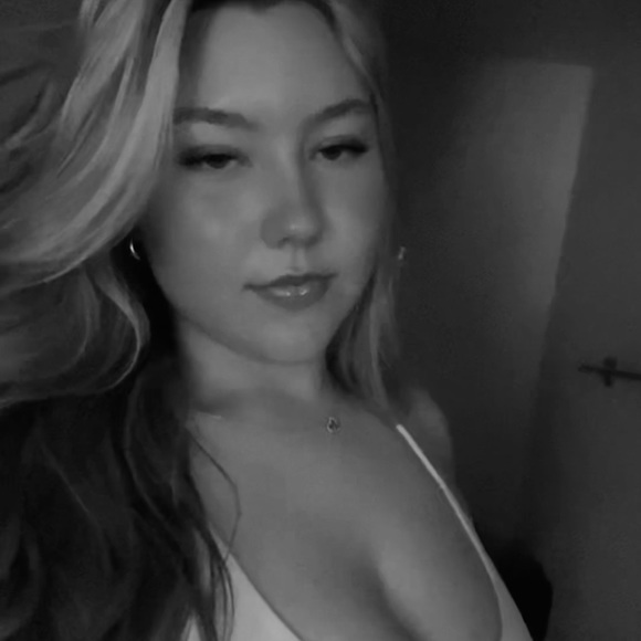Profile Picture of Emily Ackermann (@emilyackerma540) on Poshmark