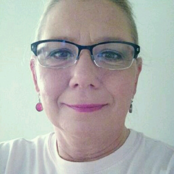 Profile Picture of Julie Hartinger (@juliehart62) on Poshmark