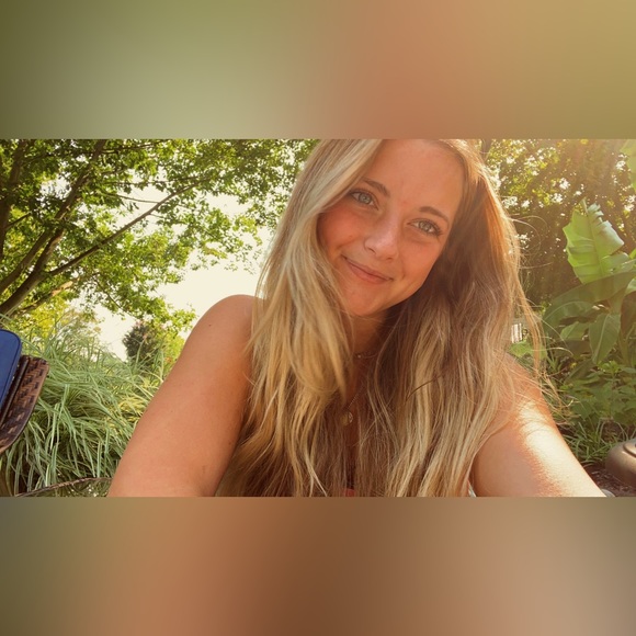 Profile Picture of Gabie Dumler (@gabiemay0412) on Poshmark