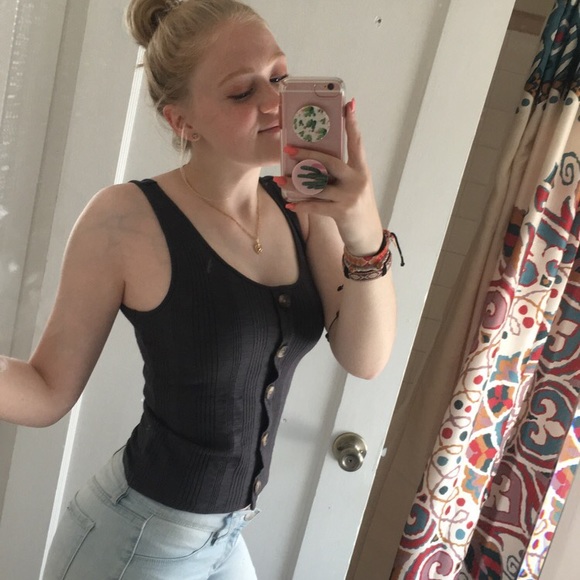 Profile Picture of Carly Gilbert (@carly_gilbert) on Poshmark