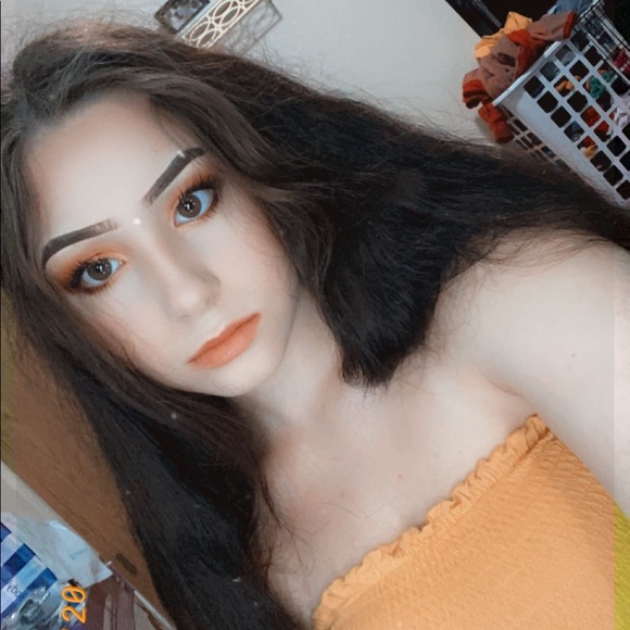 Profile Picture of Melia Barbion (@meliaariellyn) on Poshmark