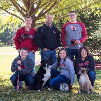 Profile Picture of Laurie DeVries (@devries944) on Twitter