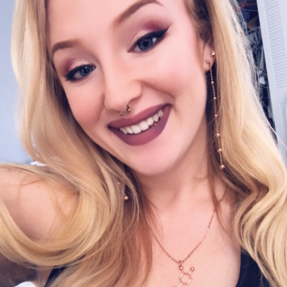 Profile Picture of Amanda Mcnabb (@hikeyy) on Poshmark