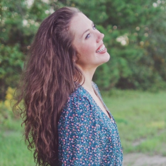 Profile Picture of Samantha Colyer (@samanthajcolyer) on Poshmark