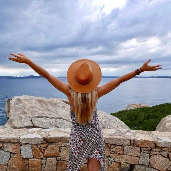 Profile Picture of Lara Baumgarten (@larabaumgarten) on Poshmark