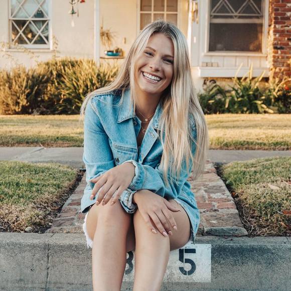 Profile Picture of Kiely Jones (@jones406) on Poshmark