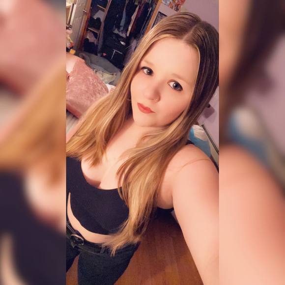 Amanda Rowald - Poshmark Profile Picture of Amanda Rowald (@toxiictwiiggy) on Poshmark