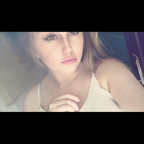 Profile Picture of Emily Bertolotti (@emilyyrossee) on Poshmark