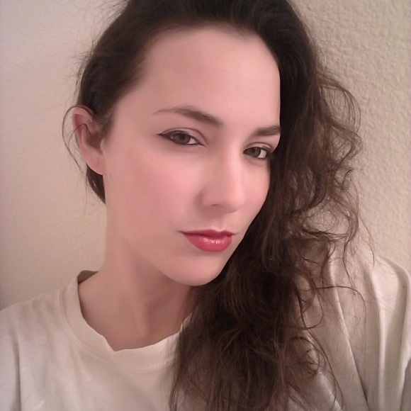 Profile Picture of Angela Chickering (@hodgee88) on Poshmark