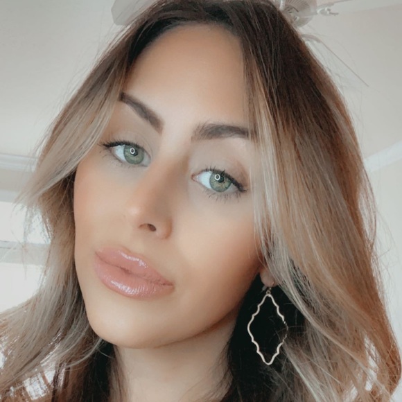 Profile Picture of Briana Constantinou (@b_constantinou) on Poshmark