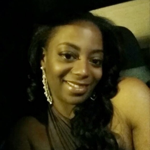 Profile Picture of Latoya Elliott (@lselliott25) on Poshmark