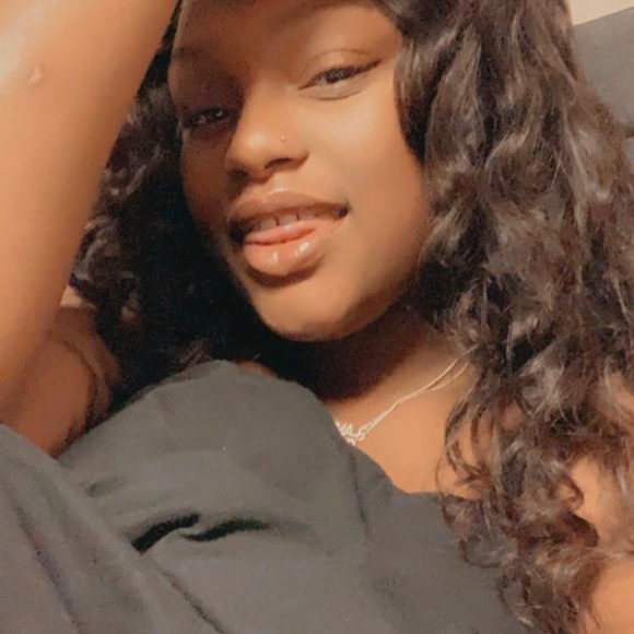 Profile Picture of Tyesha Roberts (@tyeshar24) on Poshmark