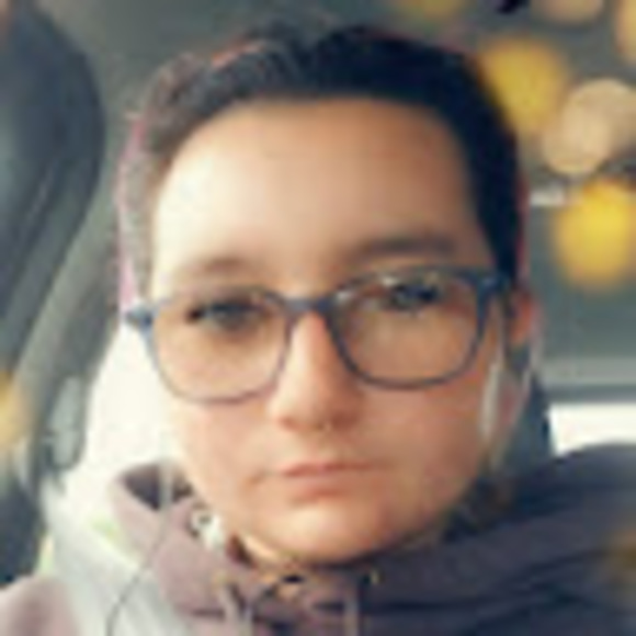 Profile Picture of Becky Swaffield (@becswaff) on Poshmark