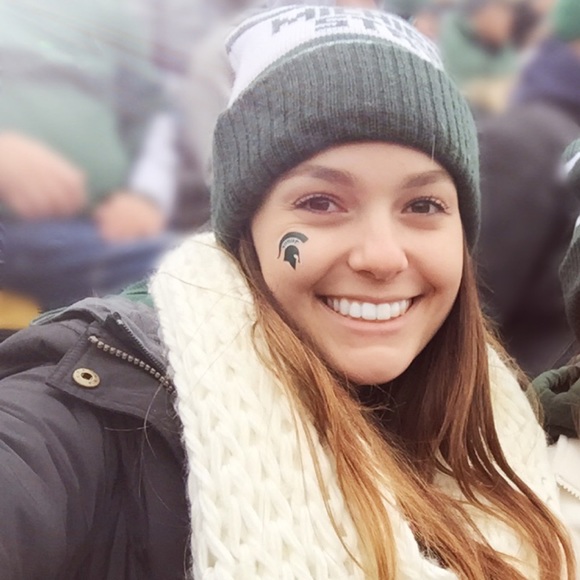 Profile Picture of Lindsay Case (@lindsaymarie10) on Poshmark