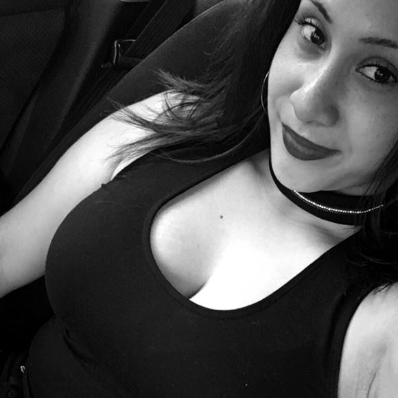 Profile Picture of Shynika Miskowski (@shynikarenee) on Poshmark