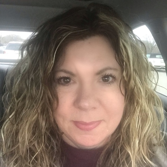 Profile Picture of Vickie Mellons (@vmellons) on Poshmark