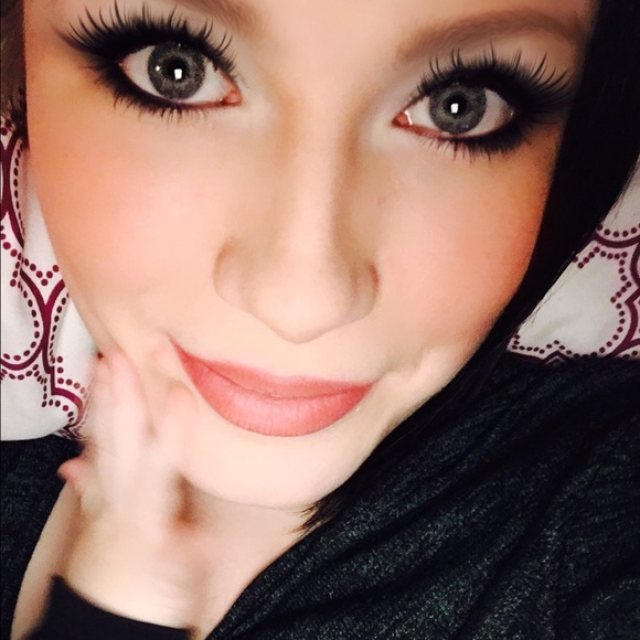 Profile Picture of Lauren Cutright (@lacut) on Poshmark
