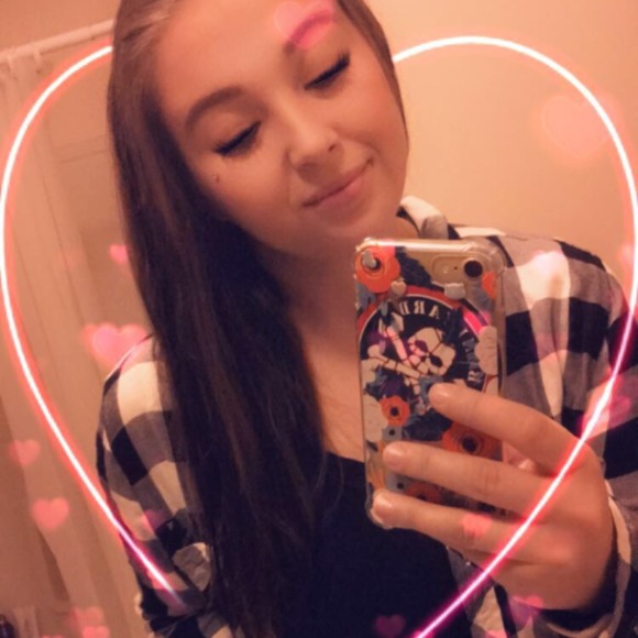 Profile Picture of Jade Hendrix (@jadeteaganwiley) on Poshmark