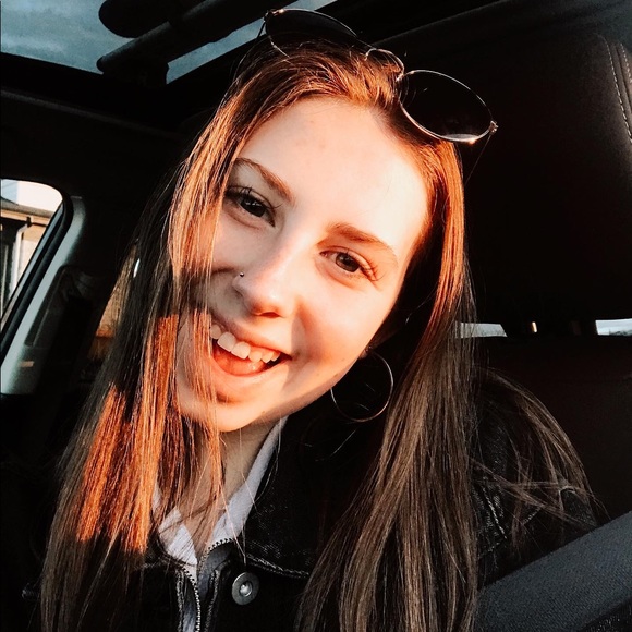 Profile Picture of Julia Manning (@juliamanning02) on Poshmark