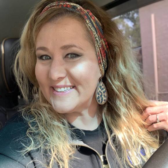 Profile Picture of Maria Williams-sutterfield (@maria2000lab) on Poshmark