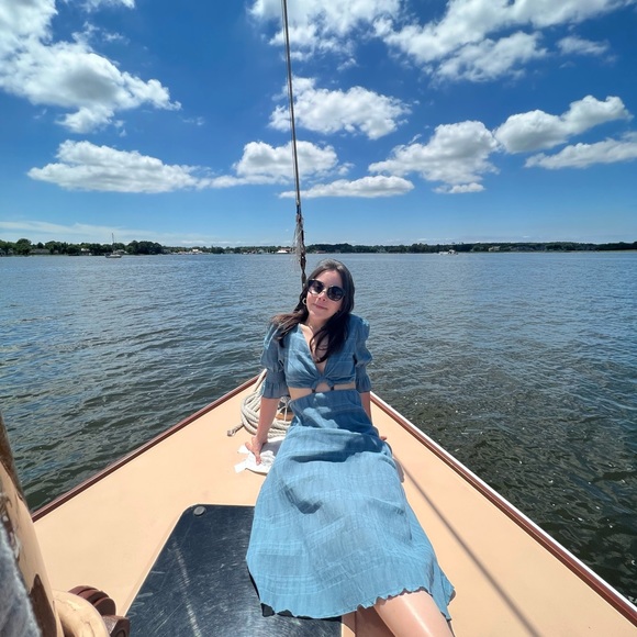 Profile Picture of Annastasia Burlos (@aburloss) on Poshmark