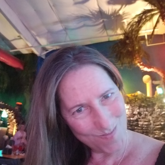 Profile Picture of Anne Riley (@anne3389) on Poshmark