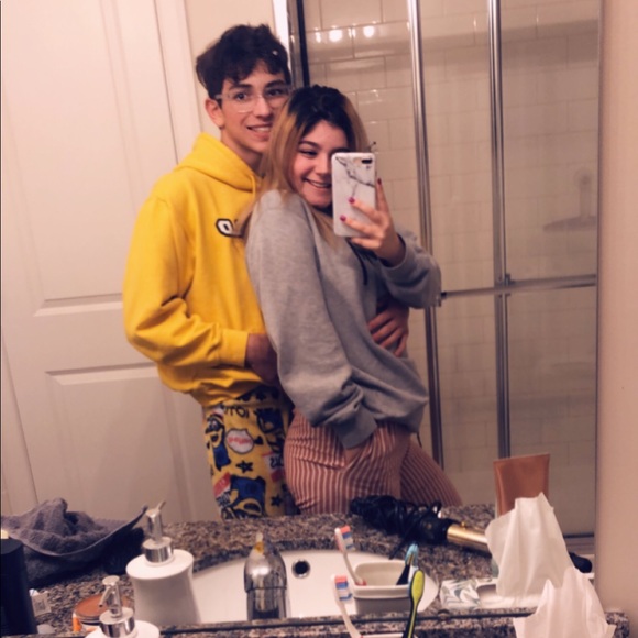 Profile Picture of Sam Rofrano (@samrofrano) on Poshmark