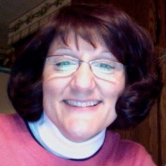 Profile Picture of Annette Devries (@annette_devries) on Poshmark