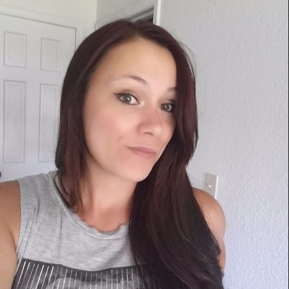Profile Picture of Valerie Exendine (@vexen86) on Poshmark