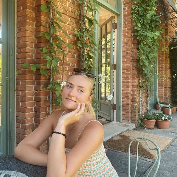 Profile Picture of Nicole Hlushko (@nicolehlushkoo) on Poshmark