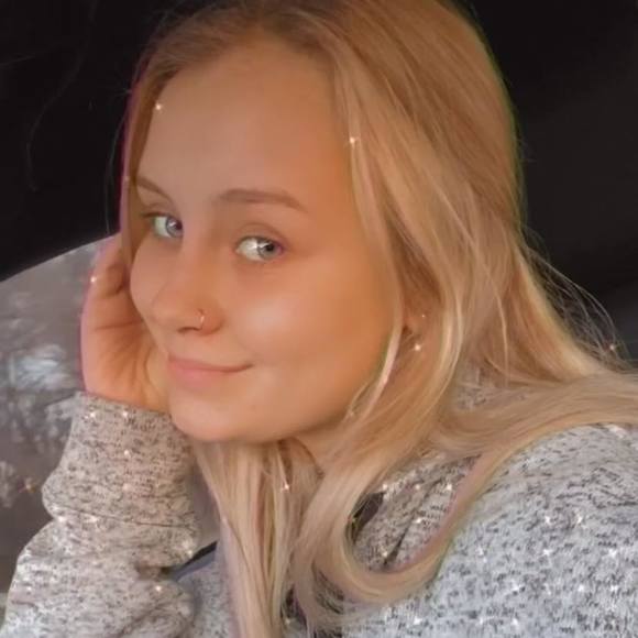 Profile Picture of Zoie Siler (@zoie_marie) on Poshmark