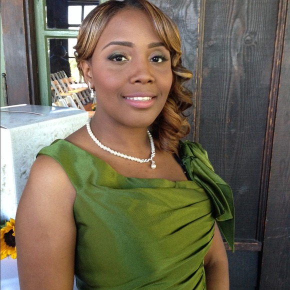 Profile Picture of Monica Minor (@mtolli1) on Poshmark