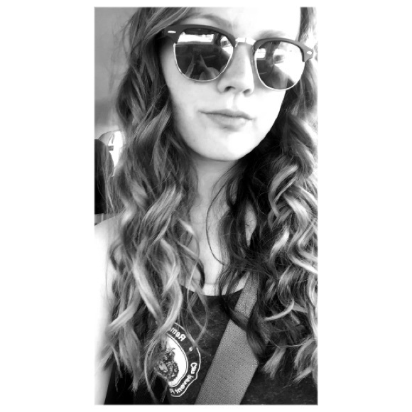 Profile Picture of Lexi Zoltowski (@alexia_aez) on Poshmark