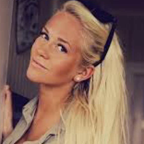 Profile Picture of Erica Barlin (@rikasmile) on Poshmark