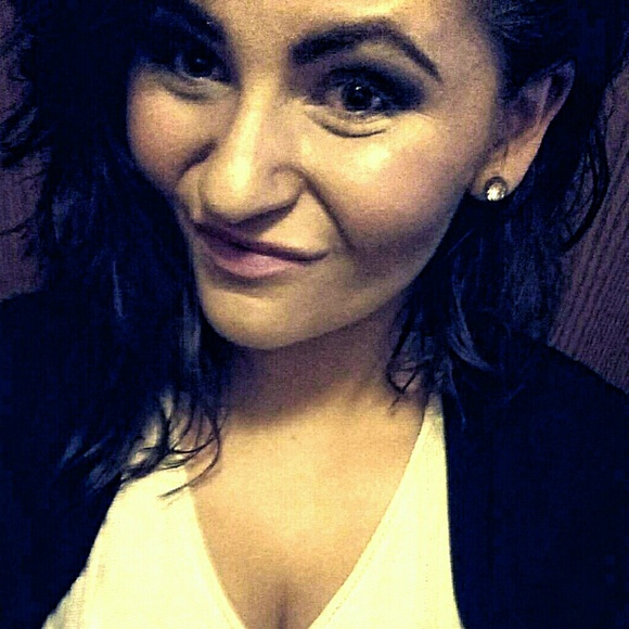 Profile Picture of Sara Hopp (@saralomonroe) on Poshmark