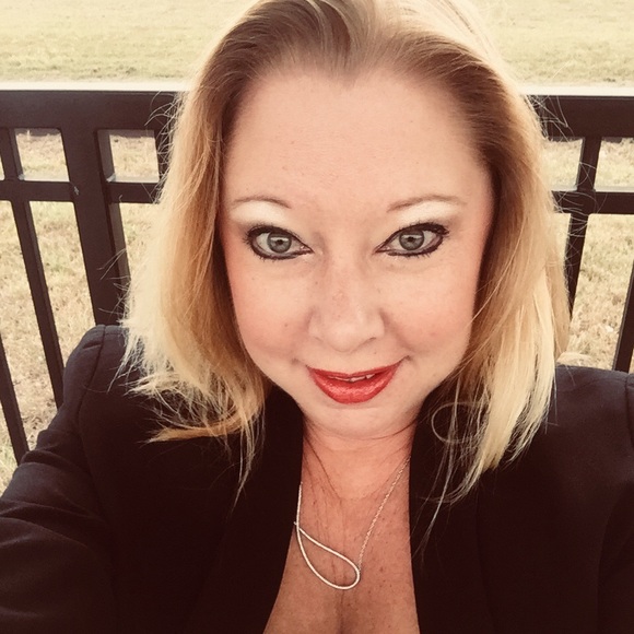 Profile Picture of Amy Denmead (@amydenmead) on Poshmark