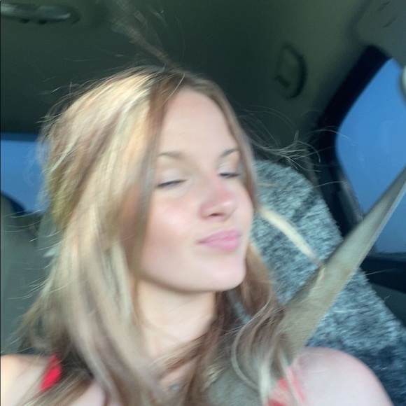 Profile Picture of Zoë Chandler (@zoec26) on Poshmark