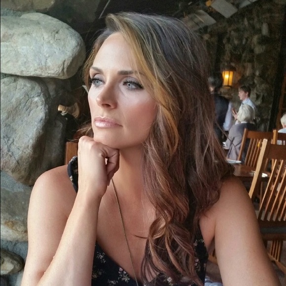 Profile Picture of Crystal Martin (@ccmartin1981) on Poshmark