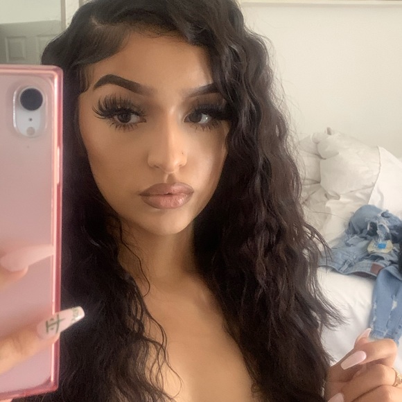 Profile Picture of Sophia Pando (@sophiapando) on Poshmark