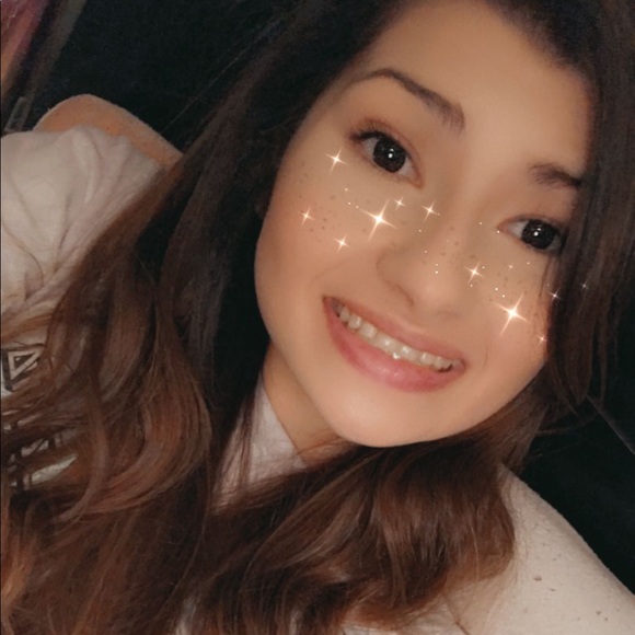 Profile Picture of Caralina Avendano (@caralinaa) on Poshmark