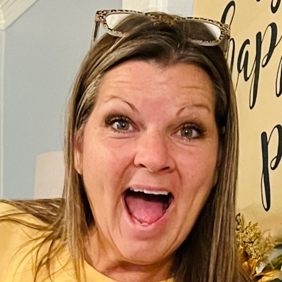 Profile Picture of Shannon Sampson (@blazmom) on Poshmark