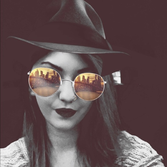 Profile Picture of Sarra Eastman (@sarradee1103) on Poshmark