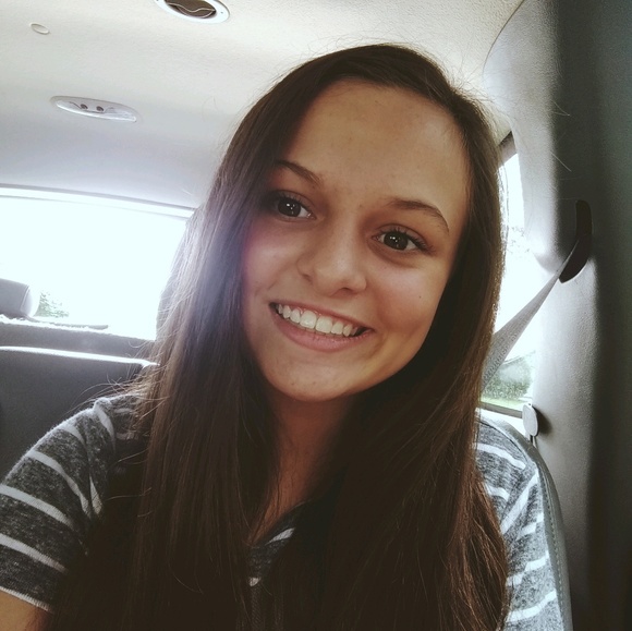 Profile Picture of Rebecca Oatey (@rebeccaoatey) on Poshmark