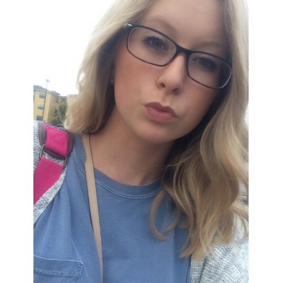 Profile Picture of Tracie Calverley (@tracieleexo) on Poshmark