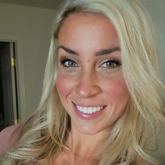 Profile Picture of Becky Withrow (@becky_s_chillin) on Poshmark