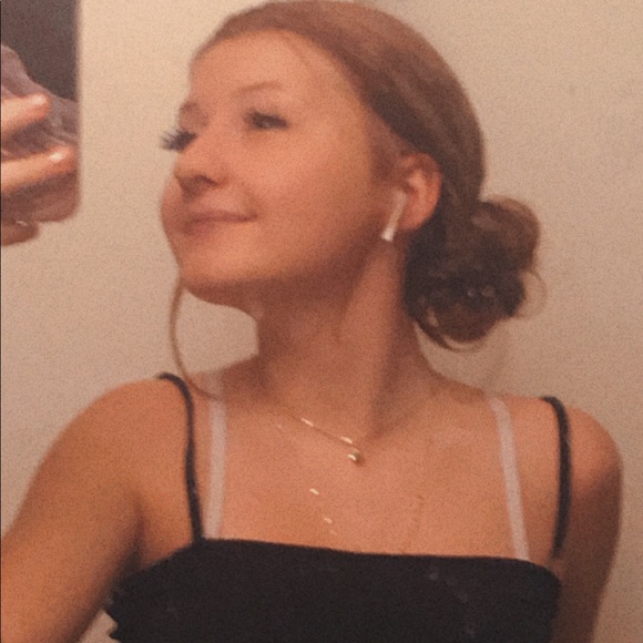 Ava Broadbent - Poshmark Profile Picture of Ava Broadbent (@duh_itz_ava) on Poshmark