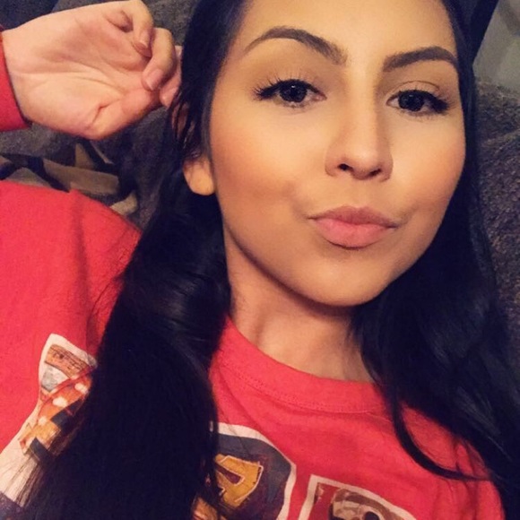 Profile Picture of Andrea Cole (@andimarie4) on Poshmark