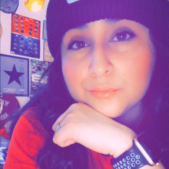 Profile Picture of Samantha Silvas (@samantha_silvas) on Poshmark