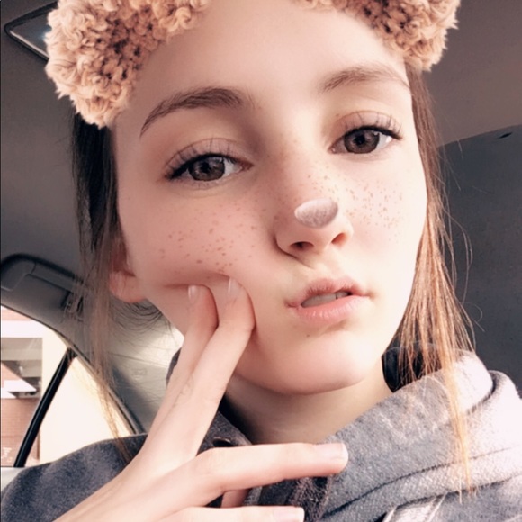 Profile Picture of Danielle Farmer (@d_farmer5) on Poshmark